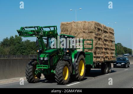 Staines, Surrey, Regno Unito. 8 Settembre 2021. Un agricoltore con un trattore carico di paglia fuori tra il traffico pesante in Staines come strade sono di nuovo occupato. Credit: Maureen McLean/Alamy Foto Stock
