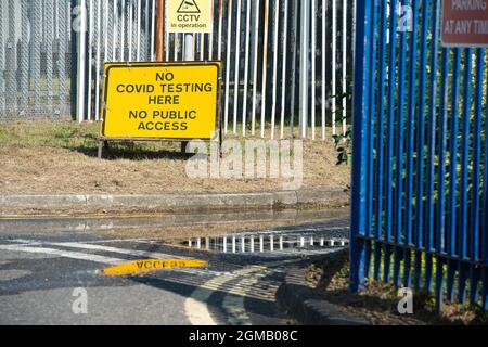 Staines, Surrey, Regno Unito. 8 Settembre 2021. A no Covid Test qui segno all'ingresso di affinità acqua. Credit: Maureen McLean/Alamy Foto Stock