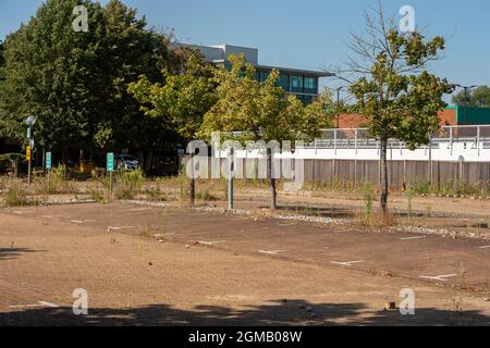 Staines, Surrey, Regno Unito. 8 Settembre 2021. Spazi vuoti per il parcheggio di un ufficio come sempre più uffici chiudono in modo permanente. Credit: Maureen McLean/Alamy Foto Stock