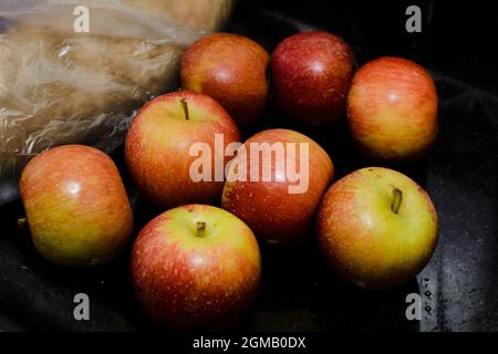 Mele sane poste sul tavolo per il consumo. Le mele crescono su piccoli alberi decidui che fioriscono in primavera e producono frutta in autunno. Foto Stock