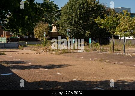 Staines, Surrey, Regno Unito. 8 Settembre 2021. Spazi vuoti per il parcheggio di un ufficio come sempre più uffici chiudono in modo permanente. Credit: Maureen McLean/Alamy Foto Stock