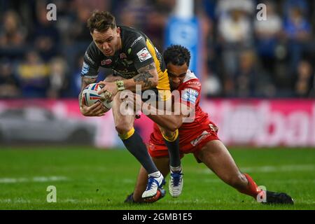 Richie Myler (16) di Leeds Rhinos è affrontato da Luis Johnson (27) di Hull KR Foto Stock