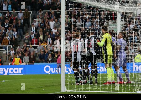 NEWCASTLE UPON TYNE. IL 17 SETTEMBRE i tempers si fanno beffe dopo l'obiettivo del Newcastle United durante la partita della Premier League tra Newcastle United e Leeds United al St. James's Park, Newcastle venerdì 17 settembre 2021. Foto Stock