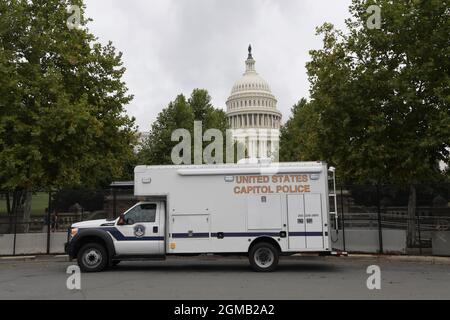 Washington DC, USA . 17 settembre 2021. 17 settembre 2021, Washington, Dastric of Columbia, USA: Recinzioni e barriere in cemento sono reinstallati intorno al Campidoglio degli Stati Uniti davanti alla giustizia per il rally J6, oggi il 17 settembre 2021 a Capitol Hill a Washington DC, USA. (Credit Image: © Lenin Nolly/ZUMA Press Wire) Credit: ZUMA Press, Inc./Alamy Live News Foto Stock