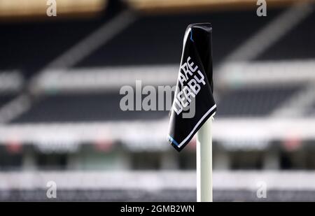 File photo datato 28-08-2021 di General view of a Derby County branded corner flag.Issue date: Friday September 17, 2021. Foto Stock