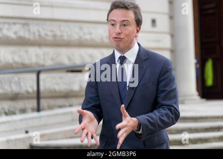 Città di Westminster, Londra Regno Unito, 17 settembre 2021. Sam Coates, vice redattore politico, che riporta al di fuori del Tesoro HMS, sulle ultime notizie, fornendo un'analisi esclusiva sul recente rimpasto del governo britannico da parte di prime minster Boris Johnson. Tra le grandi mosse, Liz Truss ha fatto parte del segretario degli esteri, Nadhim Zahawi per l'istruzione - in sostituzione di Williamson, e Nadine Dorries promosso segretario alla cultura. Credit: Xiu Bao/Alamy Live News Foto Stock