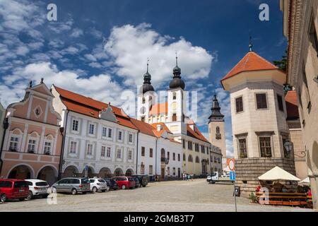 Telc paesaggio urbano in repubblica Ceca, vista sulla strada della Chiesa del nome di Gesù Foto Stock