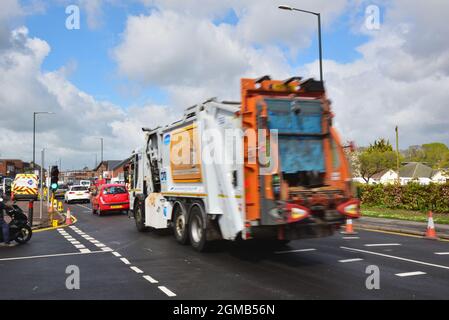 Traffico che passa lavori stradali controllati da luci temporanee in un sobborgo di Bournemouth Foto Stock