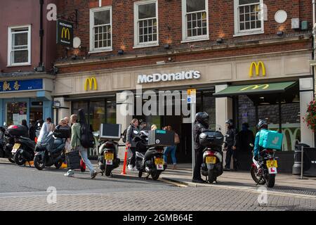 Windsor, Berkshire, Regno Unito. 15 settembre 2021. Consegna moto conducente fuori McDonald's come molte persone continuano ad avere fast food consegnato alle loro case. Credit: Maureen McLean/Alamy Foto Stock