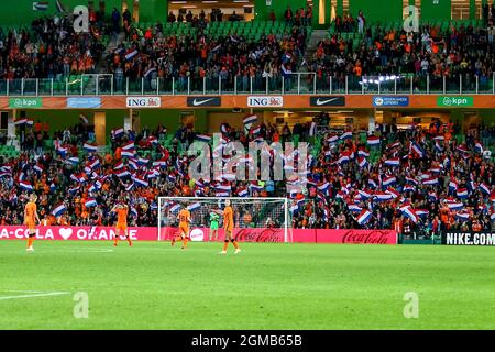 Groningen, Paesi Bassi. 17 settembre 2021. GRONINGEN, OLANDA - SETTEMBRE 17: Fan Supporters of the Netherlands durante la partita di qualificazione della Coppa del mondo FIFA femminile tra Paesi Bassi e Repubblica Ceca ad Euroborg il 17 Settembre 2021 a Groningen, Paesi Bassi (Foto di Pieter van der Woude/Orange Pictures) Credit: Orange Pics BV/Alamy Live News Foto Stock