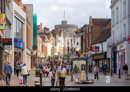 Windsor, Berkshire, Regno Unito. 15 settembre 2021. Gli amanti dello shopping si trovano in Peascod Street, Windsor. Il numero di casi positivi di Covid-19 nel Royal Borough di Windsor per 100,000 persone nei sette giorni fino al 10 settembre incluso rispetto alla settimana precedente sono 345, in calo rispetto a 387. Secondo l'ultimo piano governativo A, le persone non vaccinate saranno incoraggiate ad essere zollate, i vaccini saranno offerti a bambini di età compresa tra 12 e 15 anni e i jab di richiamo saranno lanciati a più di 50 anni. Credit: Maureen McLean/Alamy Foto Stock