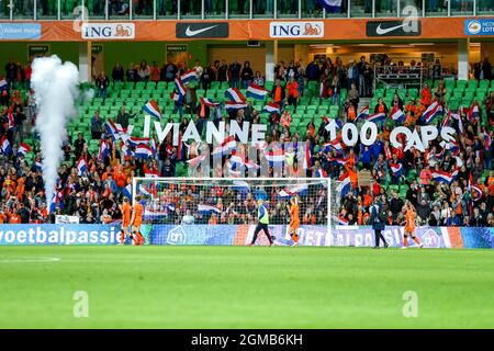 Groningen, Paesi Bassi. 17 settembre 2021. GRONINGEN, PAESI BASSI - SETTEMBRE 17: Tifosi sostenitori Vivianne 100 calci per Vivianne Miedema dei Paesi Bassi durante la partita di qualificazione della Coppa del mondo FIFA delle Donne tra Paesi Bassi e Repubblica Ceca ad Euroborg il 17 Settembre 2021 a Groningen, Paesi Bassi (Foto di Pieter van der Woude/Orange Pictures) credito: Orange Pics BV/Alamy Live News Foto Stock