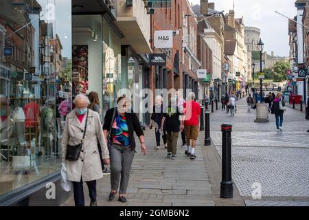 Windsor, Berkshire, Regno Unito. 15 settembre 2021. Gli amanti dello shopping si trovano in Peascod Street, Windsor. Il numero di casi positivi di Covid-19 nel Royal Borough di Windsor per 100,000 persone nei sette giorni fino al 10 settembre incluso rispetto alla settimana precedente sono 345, in calo rispetto a 387. Secondo l'ultimo piano governativo A, le persone non vaccinate saranno incoraggiate ad essere zollate, i vaccini saranno offerti a bambini di età compresa tra 12 e 15 anni e i jab di richiamo saranno lanciati a più di 50 anni. Credit: Maureen McLean/Alamy Foto Stock