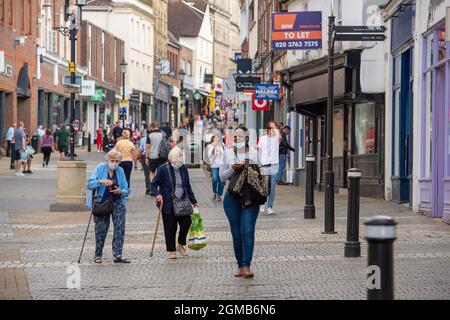 Windsor, Berkshire, Regno Unito. 15 settembre 2021. Gli amanti dello shopping si trovano in Peascod Street, Windsor. Il numero di casi positivi di Covid-19 nel Royal Borough di Windsor per 100,000 persone nei sette giorni fino al 10 settembre incluso rispetto alla settimana precedente sono 345, in calo rispetto a 387. Secondo l'ultimo piano governativo A, le persone non vaccinate saranno incoraggiate ad essere zollate, i vaccini saranno offerti a bambini di età compresa tra 12 e 15 anni e i jab di richiamo saranno lanciati a più di 50 anni. Credit: Maureen McLean/Alamy Foto Stock