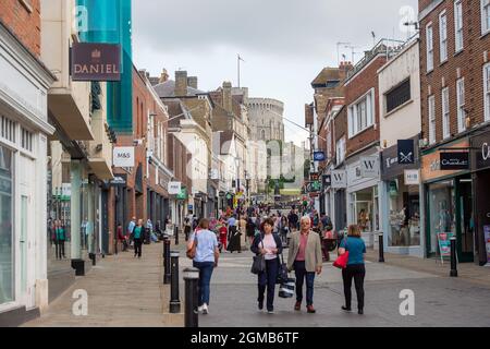 Windsor, Berkshire, Regno Unito. 15 settembre 2021. Gli amanti dello shopping si trovano in Peascod Street, Windsor. Il numero di casi positivi di Covid-19 nel Royal Borough di Windsor per 100,000 persone nei sette giorni fino al 10 settembre incluso rispetto alla settimana precedente sono 345, in calo rispetto a 387. Secondo l'ultimo piano governativo A, le persone non vaccinate saranno incoraggiate ad essere zollate, i vaccini saranno offerti a bambini di età compresa tra 12 e 15 anni e i jab di richiamo saranno lanciati a più di 50 anni. Credit: Maureen McLean/Alamy Foto Stock