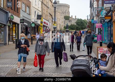 Windsor, Berkshire, Regno Unito. 15 settembre 2021. Gli amanti dello shopping si trovano in Peascod Street, Windsor. Il numero di casi positivi di Covid-19 nel Royal Borough di Windsor per 100,000 persone nei sette giorni fino al 10 settembre incluso rispetto alla settimana precedente sono 345, in calo rispetto a 387. Secondo l'ultimo piano governativo A, le persone non vaccinate saranno incoraggiate ad essere zollate, i vaccini saranno offerti a bambini di età compresa tra 12 e 15 anni e i jab di richiamo saranno lanciati a più di 50 anni. Credit: Maureen McLean/Alamy Foto Stock