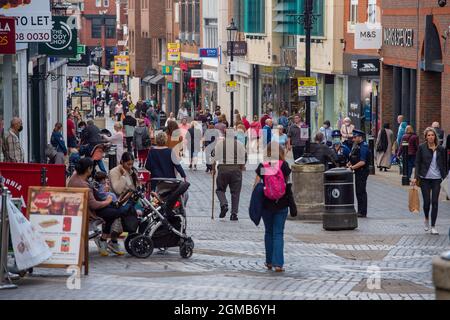 Windsor, Berkshire, Regno Unito. 15 settembre 2021. Gli amanti dello shopping si trovano in Peascod Street, Windsor. Il numero di casi positivi di Covid-19 nel Royal Borough di Windsor per 100,000 persone nei sette giorni fino al 10 settembre incluso rispetto alla settimana precedente sono 345, in calo rispetto a 387. Secondo l'ultimo piano governativo A, le persone non vaccinate saranno incoraggiate ad essere zollate, i vaccini saranno offerti a bambini di età compresa tra 12 e 15 anni e i jab di richiamo saranno lanciati a più di 50 anni. Credit: Maureen McLean/Alamy Foto Stock