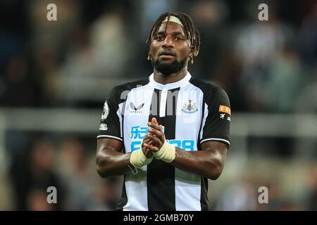 Allan Saint-Maximin #10 del Newcastle United applauds i ventilatori dopo un tiraggio 1-1 Foto Stock