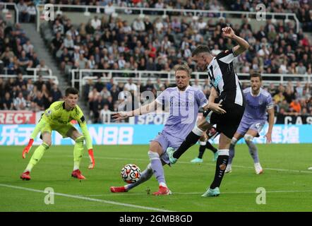 Newcastle, Regno Unito, 17 settembre 2021. Luke Ayling of Leeds United affronta Ciaran Clark of Newcastle United durante la partita della Premier League al St. James's Park, Newcastle. Il credito d'immagine dovrebbe leggere: Alex Dodd / Sportimage Foto Stock