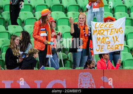 Groningen, Paesi Bassi. 17 settembre 2021. GRONINGEN, PAESI BASSI - SETTEMBRE 17: Tifosi delle Nteherlands durante la partita di qualificazione della Coppa del mondo FIFA femminile tra Paesi Bassi e Repubblica Ceca ad Euroborg il 17 Settembre 2021 a Groningen, Paesi Bassi (Foto di Pieter van der Woude/Orange Pictures) Credit: Orange Pics BV/Alamy Live News Foto Stock