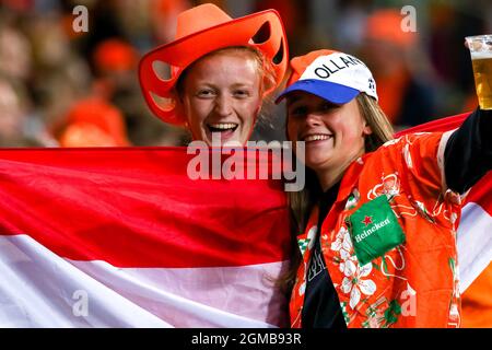 Groningen, Paesi Bassi. 17 settembre 2021. GRONINGEN, PAESI BASSI - SETTEMBRE 17: Tifosi sostenitori dei Paesi Bassi durante la partita di qualificazione della Coppa del mondo FIFA femminile tra Paesi Bassi e Repubblica Ceca ad Euroborg il 17 Settembre 2021 a Groningen, Paesi Bassi (Foto di Pieter van der Woude/Orange Pictures) Credit: Orange Pics BV/Alamy Live News Foto Stock