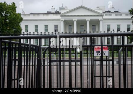 Washington DC, Stati Uniti. 17 settembre 2021. La Casa Bianca è vista dietro un recinto di sicurezza. Giovedì 17 settembre. (Credit: Cliff Owen/CNP) Credit: dpa picture Alliance/Alamy Live News Foto Stock