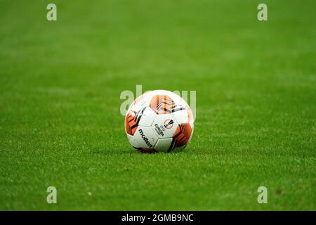 Broendby, Danimarca. 16 settembre 2021. Il pallone è pronto per la partita della UEFA Europa League tra Broendby IF e Sparta Prague allo stadio Broendby di Broendby a Broendby. (Photo credit: Gonzales Photo - Gaston Szerman). Foto Stock