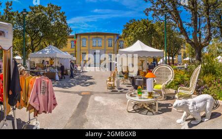 Beni, abiti, stand del mercato dell'antiquariato nel mare città di Forte dei Marmi in estate, giardini quadrati, Municipio, Lucca, Toscana, Versilia, Italia Foto Stock