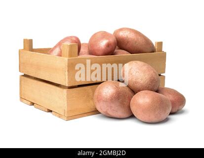 Tuberi crudi di patate in una cassa di legno isolato su sfondo bianco.  Patate gialle fresche in una scatola di legno. Contenitore rustico per  verdure Foto stock - Alamy