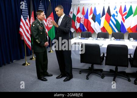 Il Presidente Barack Obama parla con il Gen. David Petraeus, il comandante più alto degli Stati Uniti e della NATO in Afghanistan, prima di tenere un incontro bilaterale con il Presidente afghano Hamid Karzai durante il vertice della NATO del 20 novembre 2010. (Foto ufficiale della Casa Bianca di Pete Souza) questa fotografia ufficiale della Casa Bianca è resa disponibile solo per la pubblicazione da parte delle organizzazioni di notizie e/o per uso personale la stampa dal soggetto(i) della fotografia. La fotografia non può essere manipolata in alcun modo e non può essere utilizzata in materiali commerciali o politici, pubblicità, e-mail, prodotti, promozioni che in alcun modo sutano Foto Stock