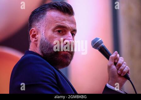 Roma, Italia. 17 settembre 2021. Il deputato del Partito democratico Alessandro Zan parla durante la presentazione del suo libro 'enza Paura (senza paura)'. Zan è diventato uno dei deputati più noti del parlamento italiano, grazie al dibattito politico e pubblico che ruota attorno al disegno di legge, di cui è promotore, contro l'omotransfobia, la misoginia e la capacità. Credit: SOPA Images Limited/Alamy Live News Foto Stock