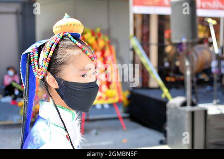 La Flying Angels Chinese Dance Company si esibisce al Festival Autumn Moon 2021 a Chinatown, San Francisco, California, USA; ragazze di danza folk. Foto Stock