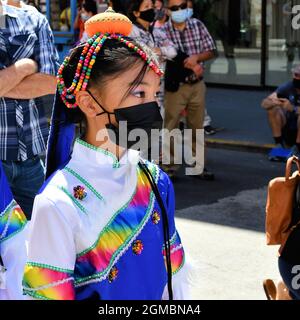 La Flying Angels Chinese Dance Company si esibisce al Festival Autumn Moon 2021 a Chinatown, San Francisco, California, USA; ragazze di danza folk. Foto Stock