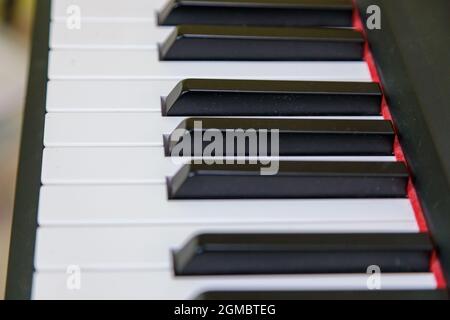 Tasti elettronici pianoforte in bianco e nero. Primo piano. Messa a fuoco selettiva. Foto Stock