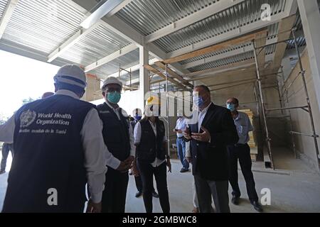 Beirut, Libano. 17 settembre 2021. Il Direttore Generale dell'Organizzazione Mondiale della Sanità (OMS) Tedros Adhanom Ghebreyesus (II L) visita il nuovo magazzino di droga a Beirut, Libano, il 17 settembre 2021. Tedros Adhanom Ghebreyesus ha detto venerdì che L'OMS invierà un team di esperti per aiutare il Libano a identificare i problemi nel suo settore sanitario e a elaborare un piano strategico per le riforme. Credit: Bilal Jawich/Xinhua/Alamy Live News Foto Stock