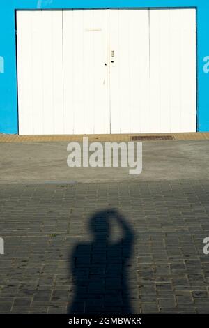 Salvador, Bahia, Brasile - 17 giugno 2021: Ombra nella strada del fotografo stesso per le strade del quartiere barra nel tardo afterno Foto Stock