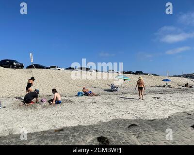 Persone in spiaggia con auto parcheggiate a del Mar, California Foto Stock