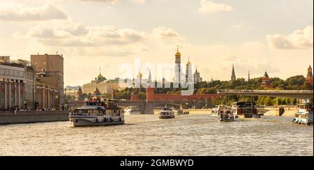 Panorama del fiume Moskva e del Cremlino a Mosca, Russia. Le navi turistiche navigano nella soleggiata Mosca in estate. Vista panoramica del centro di Mosca. Concetto o Foto Stock