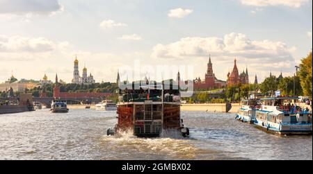 Mosca - 21 ago 2020: Panorama del fiume Moskva e del Cremlino a Mosca, Russia. Le navi turistiche navigano nel centro di Mosca in giornata di sole. Viaggi, vacatio Foto Stock