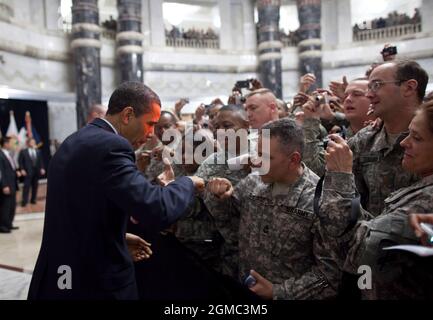 7 aprile 2009 “il presidente Obama batte contro un soldato statunitense a Camp Victory a Baghdad. Il presidente è stato trattato a un'accoglienza schiacciante da parte delle truppe.” (Foto ufficiale della Casa Bianca di Pete Souza) questa fotografia ufficiale della Casa Bianca è resa disponibile solo per la pubblicazione da parte delle organizzazioni di notizie e/o per uso personale per la stampa dal soggetto(i) della fotografia. La fotografia non può essere manipolata in alcun modo e non può essere utilizzata in materiali commerciali o politici, pubblicità, e-mail, prodotti, promozioni che in alcun modo suggeriscono l'approvazione o l'approvazione del presidente, i Firs Foto Stock