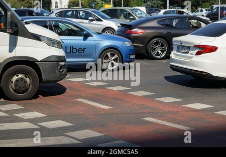 Bucarest, Romania - 15 settembre 2021: Un'auto con logo Uber è vista nel traffico su una strada a Bucarest. Foto Stock