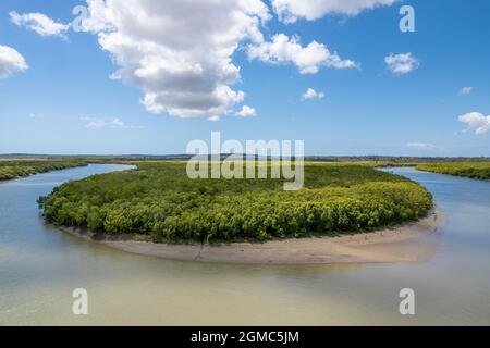 Nuvole sul torrente di campagna che si snoda intorno a una fitta foresta di macchia verde, Rocky Dam Creek Koumalla Queensland Australia Foto Stock