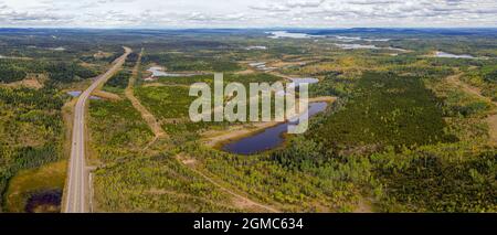 Vista panoramica elevata di molti laghi lungo l'autostrada 97 Cariboo Hwy, a Lomond, Loch dopo 70 Mile House, British Columbia, Canada Foto Stock