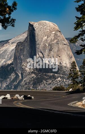 Half Dome of Yosemite, California, sulla strada per Glacier Point. Foto Stock