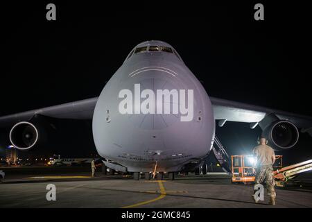 Tecnologia. SGT. Terence Young, 730th Air Mobility Squadron Aircraft Maintenance Craftman, cammina verso una C-5M Super Galaxy alla Yokota Air base, Giappone, 14 settembre 2021. La formazione ha fornito ad Airmen l'opportunità di familiarizzare con le procedure di manutenzione di un C-5. (STATI UNITI Air Force foto di Senior Airman Brieana E. Bolfing) Foto Stock