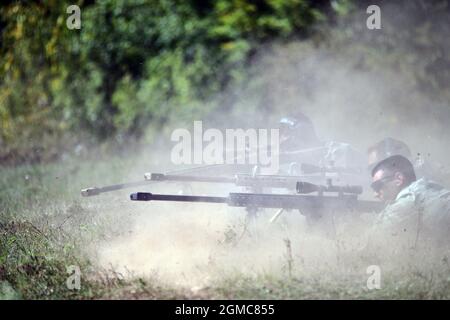 I paracadutisti dell'esercito degli Stati Uniti assegnati a Scout Platoon, Headquarters and Headquarters Company, 1st Battaglione (Airborne), 503rd reggimento fanteria, 173rd brigata Airborne, conducono operazioni di cecchino con M107 – 50 cal. Fucili durante la marchinaggio a lungo raggio nell'ambito dell'esercitazione Eagle Storm presso l'esercito croato Eugen Kvaternik a Slunj, Croazia, 15 settembre. 2021. La 173a Brigata Airborne è la forza di risposta di contingenza dell'esercito degli Stati Uniti in Europa, capace di proiettare le forze pronte ovunque negli Stati Uniti europei, in Africa o nelle aree di comando centrali di responsabilità. (STATI UNITI Foto esercito di Elena Baladelli) Foto Stock