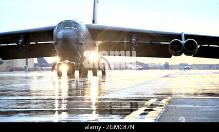 A B-52H Stratofortress taxi giù la pista alla base militare Minot Air Force base, N.D., 16 settembre 2021. Il bombardiere è in grado di volare ad alte velocità subsoniche ad altitudini fino a 50,000 piedi. (STATI UNITI Air Force foto di Airman 1st Class Zachary Wright) Foto Stock