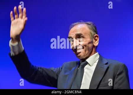 Toulon, Francia. 17 settembre 2021. Eric Zemmour ha visto alla presentazione del suo nuovo libro 'la France n'a pas dit son dernier mot' a Tolone. Il polemicista francese di estrema destra e giornalista politico Éric Justin Léon Zemmour (Eric Zemmour) A Tolone si sono radunate circa 1000 persone per la presentazione del suo nuovo libro "la France n'a pas dit son dernier mot". Eric Zemmour non è ufficialmente dichiarato candidato per le elezioni presidenziali francesi del 2022, tuttavia questo tour sembra fortemente l'inizio di una campagna elettorale. Credit: SOPA Images Limited/Alamy Live News Foto Stock