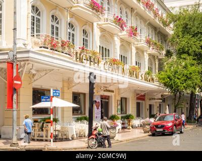 L'edificio coloniale francese splendidamente rinnovato dell'Hotel Continental Saigon - ho Chi Minh City, Vietnam Foto Stock