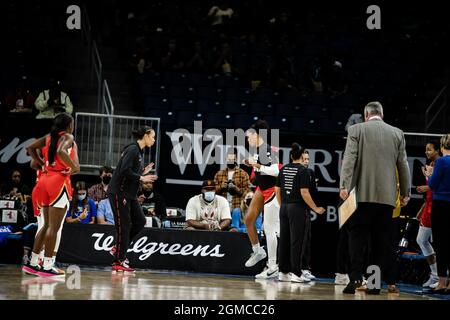 Chicago, Stati Uniti. 17 settembre 2021. Las Vegas Aces giocatori durante intra giocatore il 17 settembre 2021 a Winfrust Arena credito: SPP Sport Press Foto. /Alamy Live News Foto Stock